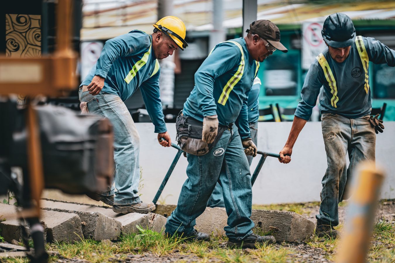 injured construction worker discussing workers compensation claim